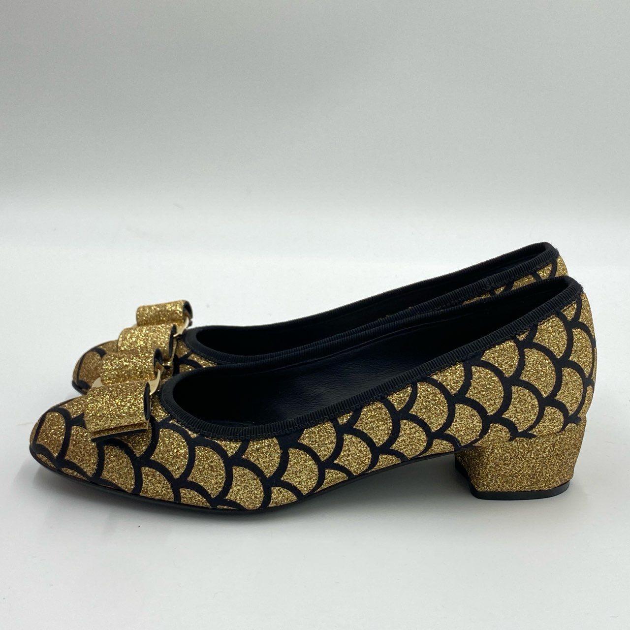 5h29《美品》 Salvatore Ferragamo サルヴァトーレフェラガモ VARA MER ヴァラリボン グリッターパンプス 5 ゴールド ブラック ラメ シューズ 希少モデル 箱 保存袋付属t18r
