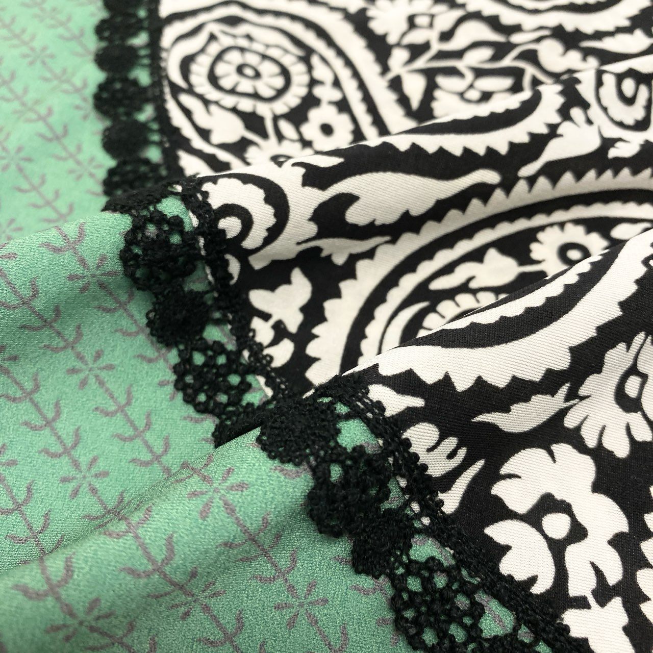 44k28 TOKUKO 1er VOL トクコプルミエヴォル ポンチョ 伸縮ストレッチ ペイズリー柄 総柄 フロント刺繍 レース装飾 レディース トップス 9 マルチカラーu02t