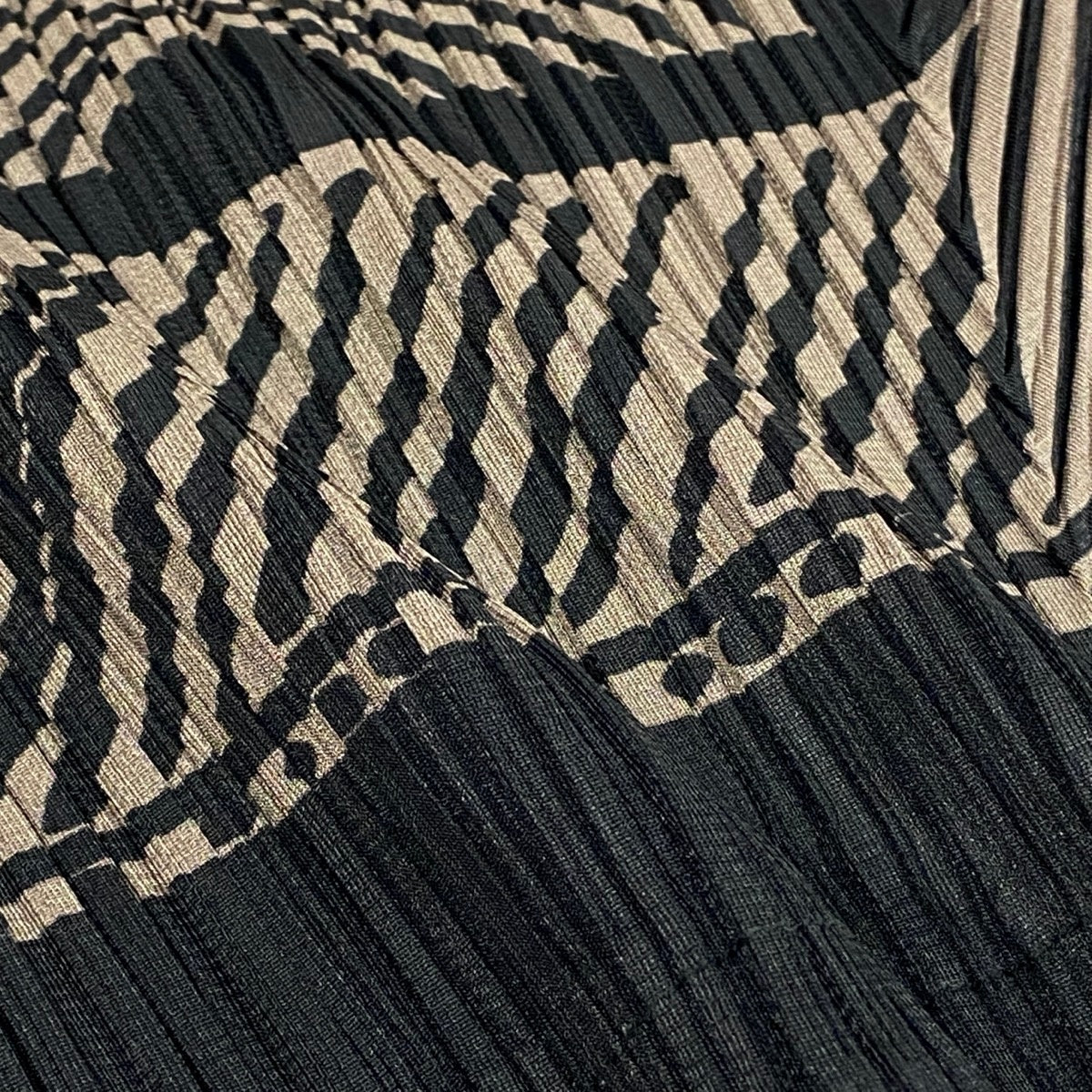 Ah31 PLEATS PLEASE プリーツプリーズ イッセイミヤケ 半袖プリーツシャツ  総柄 PP63-JJ703 サイズ3 ベージュ ブラック ポリエステル レディースo07t