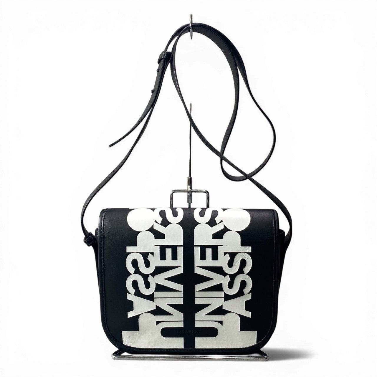 c23 BURBERRY バーバリー ユニバーサルパスポート レザーショルダーバッグ マグネット開閉  メンズ バッグk02i