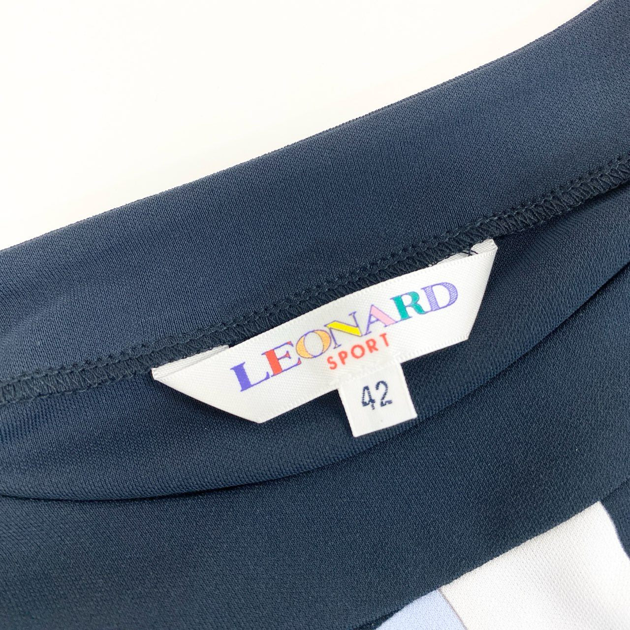 67g21-2 《美品》 LEONARD レオナール 7分袖チュニック ブラウス トップス ロゴプリント 手洗い可能 サイズ42 ダークネイビー ポリエステル レディース 日本製