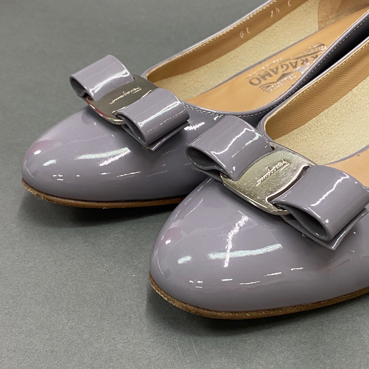 5a9 Salvatore Ferragamo サルヴァトーレ フェラガモ VARA ヴァラリボン エナメルヒールパンプス 7 1/2 ラベンダー パテントレザー イタリア製 シューズ