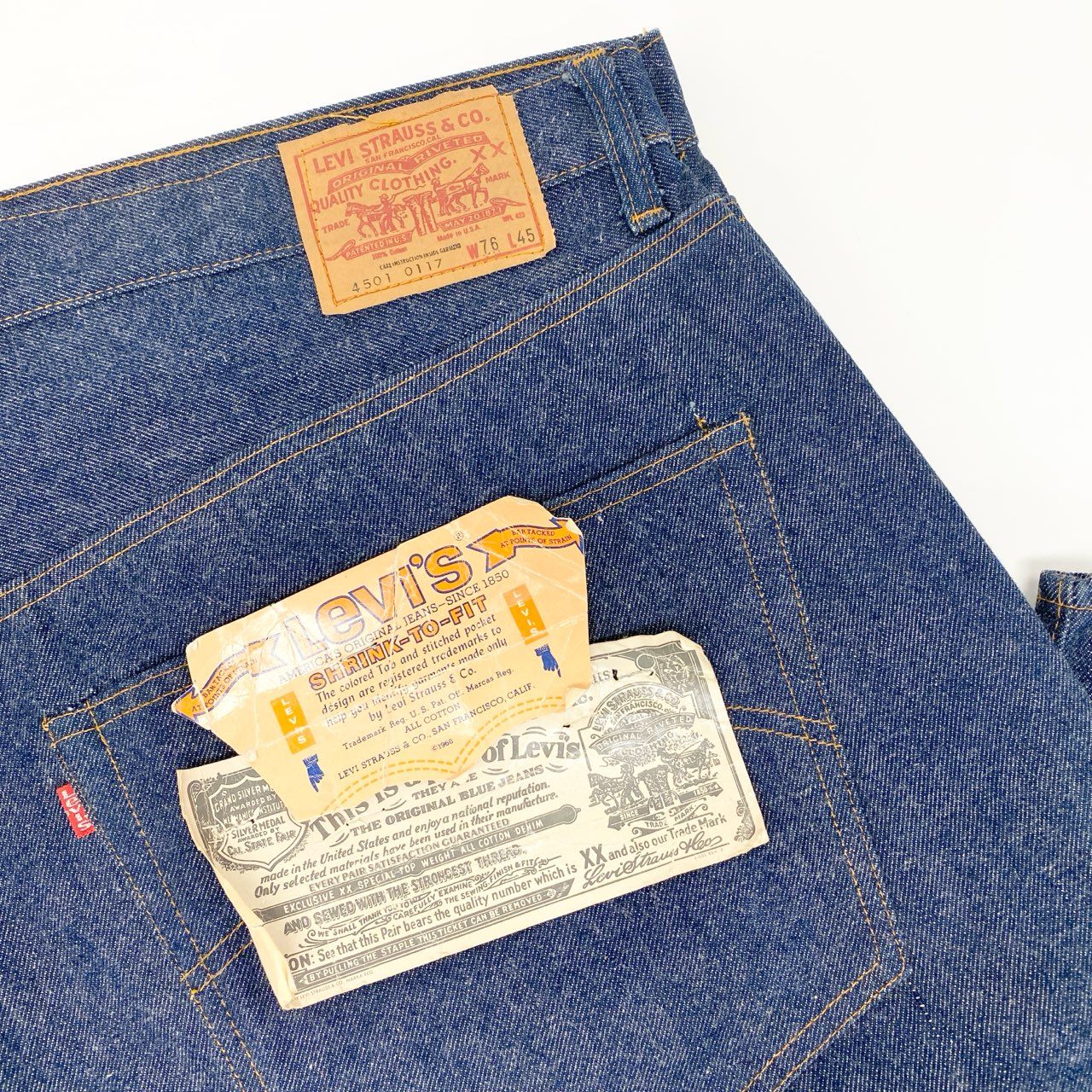 80i29 《保管品》 Levi's リーバイス 超巨大 66モデル バナー デッドストック ボタン裏6 4501-0117 W76 L45 濃紺 デニム 赤耳 タグ付き 展示t18r