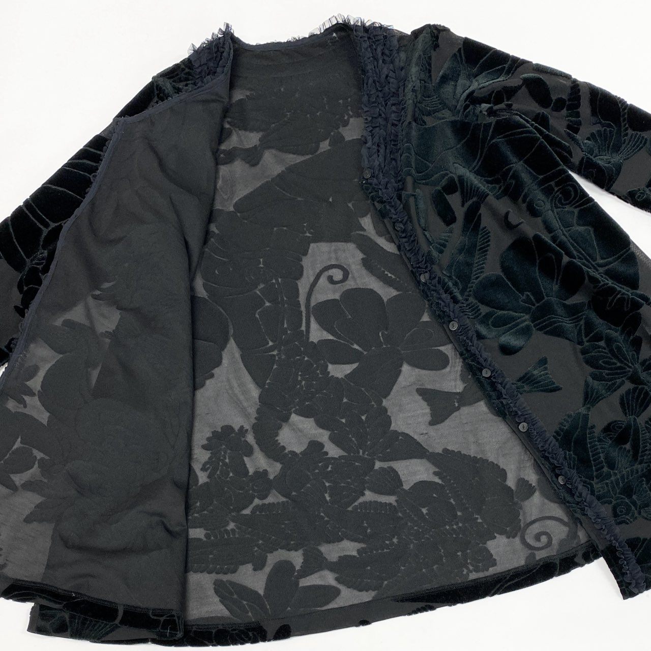 77b27 TOKUKO 1er VOL トクコプルミエヴォル ノーカラー ロングジャケット シアージャケット ロングカーディガン ベロア切替 レース 魚 総柄 レディース 女性服 サイズ9 ブラックu02t