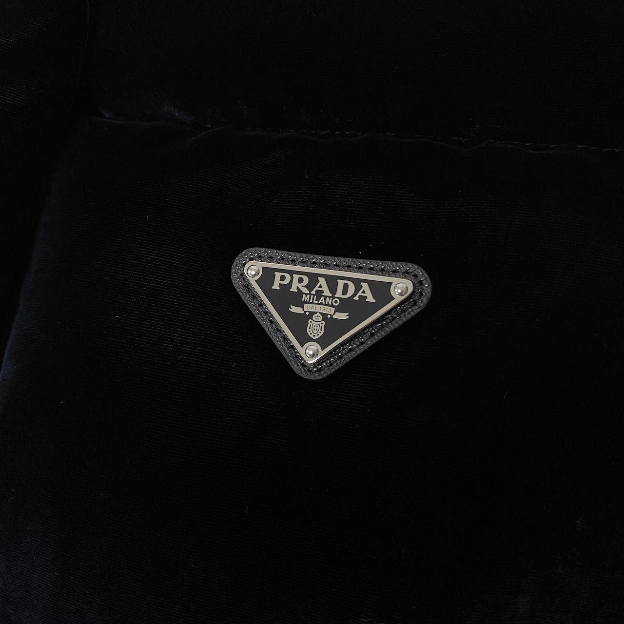 19g1 PRADA プラダ  25AW ベルベット ベロア クロップドダウンジャケット サイズ36 ネイビー系 レディース アウターk02i