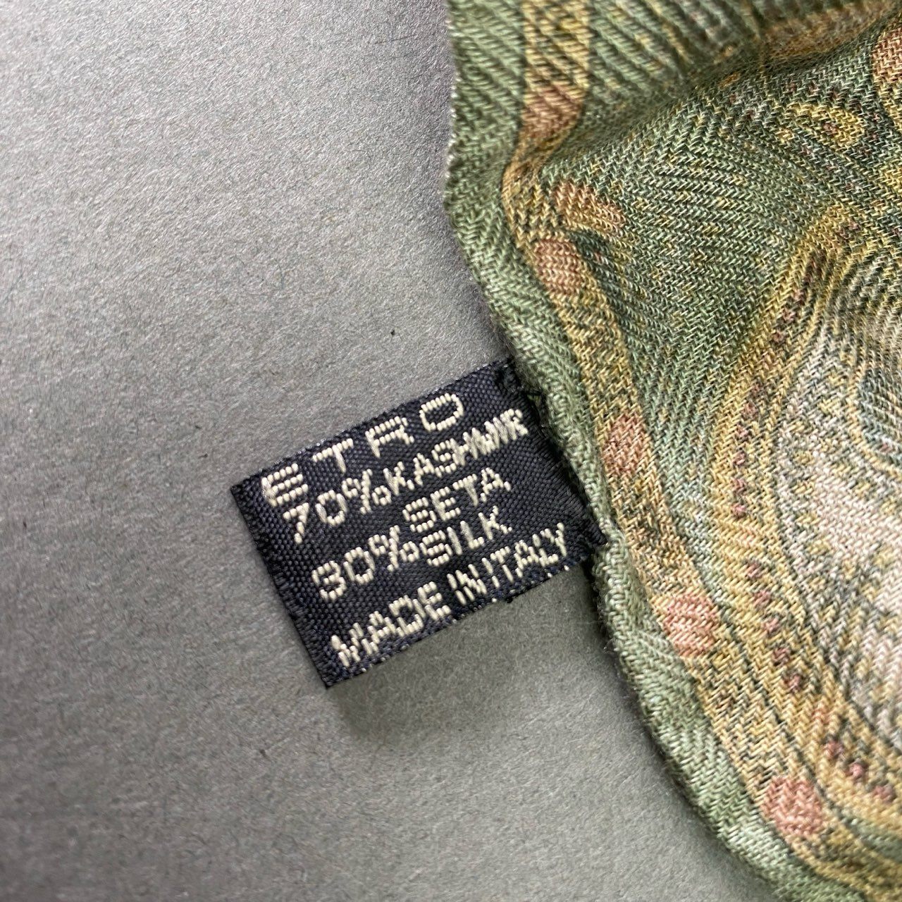 1f8 《美品》 ETRO エトロ ストール マフラー スカーフ 140cm × 43cm グリーン系 カシミヤ70％ シルク30％ 箱付き