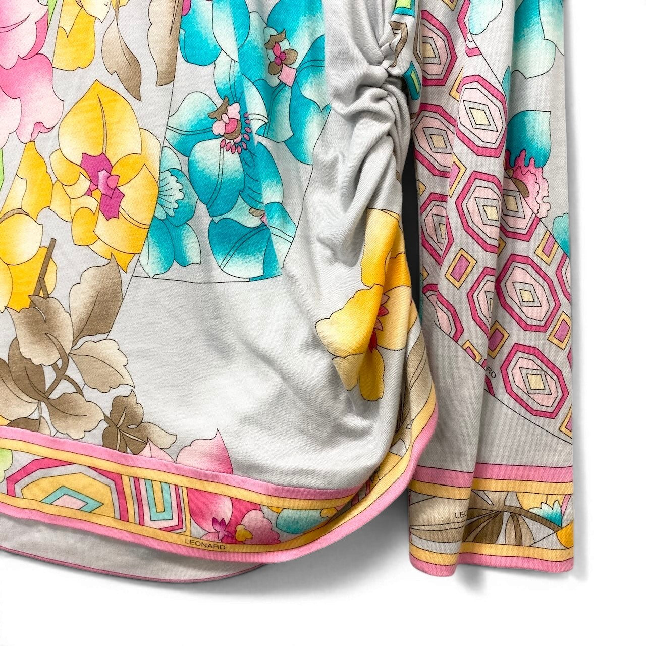 40f15 LEONARD FASHION レオナール ハイネック ロングスリーブカットソー 美しい花柄プリント トップス サイズ38 ライトグレー系 レディース 女性服u02t