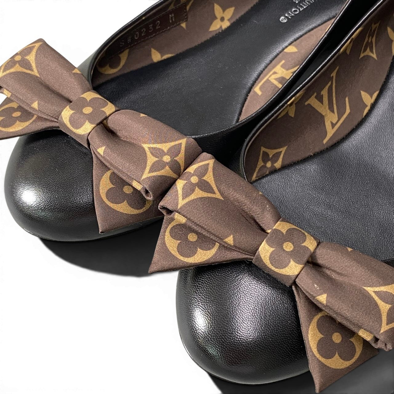 e8 《極美品》 LOUIS VUITTON ルイヴィトン モノグラム リボン フラットシューズ Monogram Ribbon Flat Shoes サイズ36 ブラック レザー 箱付t18r
