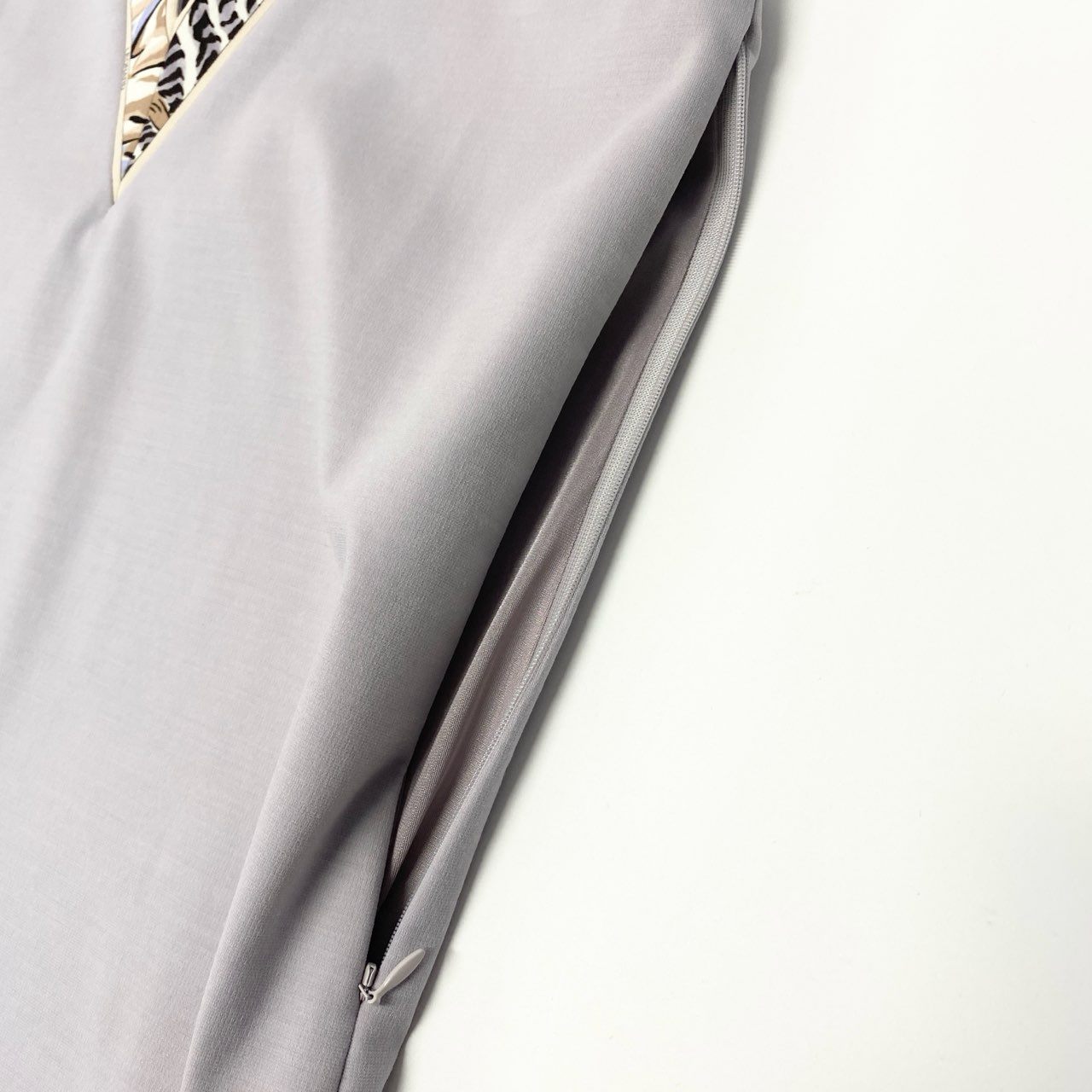 11b6【美品】LEONARD レオナール ノースリーブVネックワンピース 膝丈ワンピース 0380652 38サイズ ライトグレー レディース 女性用u02t