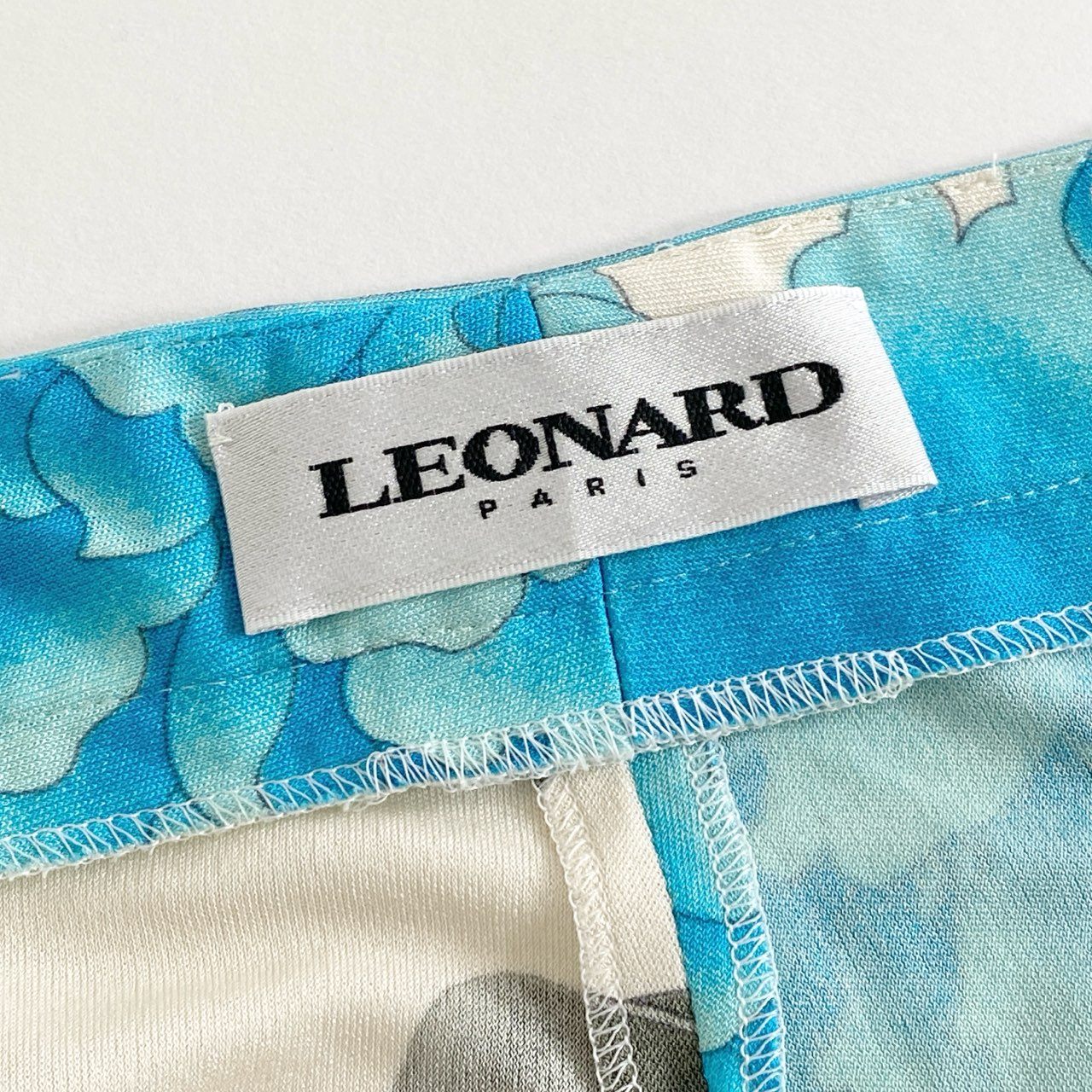 21i20 《大きいサイズ》 LEONARD レオナール イタリア製 総シルク スラックスパンツ ボトムス 花柄プリント 44 ホワイト ブルー シルク100％