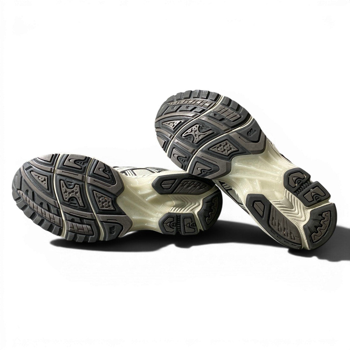 2g8 ASICS アシックス GEL-KAYANO 14 WHITE SAGE ローカットスニーカー 1203A412 26cm グレー メンズ 男性用o07t