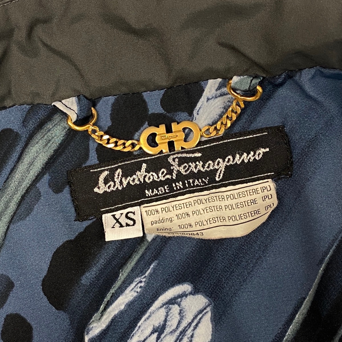 Ej15 Salvatore Ferragamo サルヴァトーレフェラガモ キルティングジャケット ロゴボタン ガンチーニチェーン サイズXS グレー レディースo07t