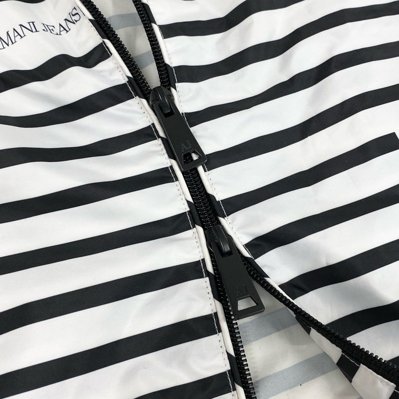8L5【美品】ARMANI JEANS アルマーニジーンズ フーディージャケット  ダブルジップジャケット ボーダー 3Y6B20 6NDAZ 48サイズ ホワイト ブラック メンズu02t