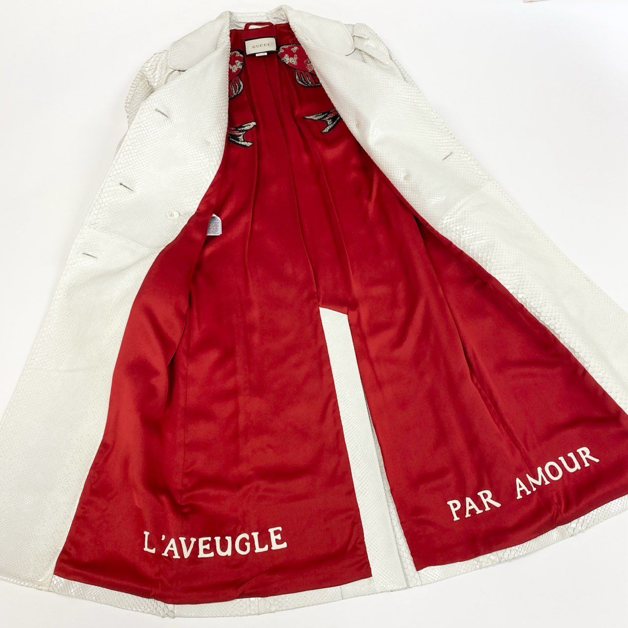 b4【美品】GUCCI グッチ トレンチコート ロングコート ヘビ 裏地 鯉 刺繍 イタリア製 40サイズ ホワイト 蛇革 レディースk02i