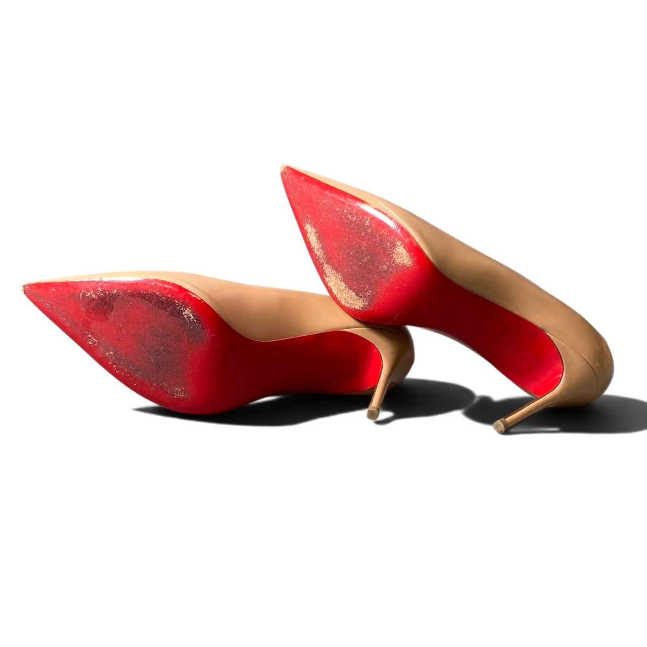 h10 【極美品】Christian Louboutin ポインテッドトゥ パテント パンプス 38サイズ ベージュ レザー レディース 女性用k02i