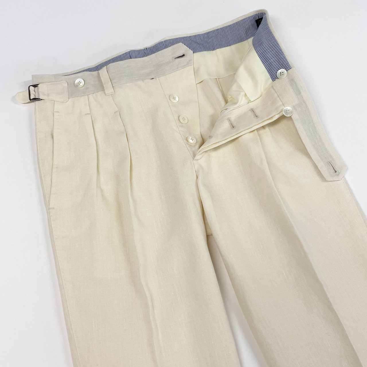 82f24 IGARASHI TROUSERS 五十嵐トラウザーズ 2タック リネン スラックスパンツ ボトムス ビジネス◎ アジャスター◎ 日本製 アイボリー 麻00％