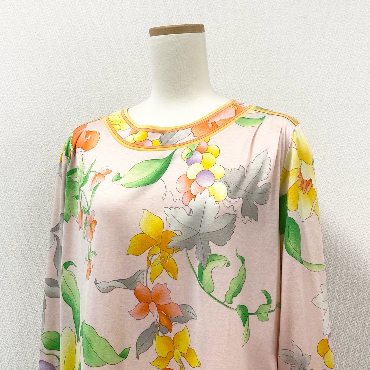 32i9 LEONARD レオナール 長袖カットソーワンピース トップス クルーネック 花柄 裾スリット レディース 女性用 ピンク マルチカラーu02t