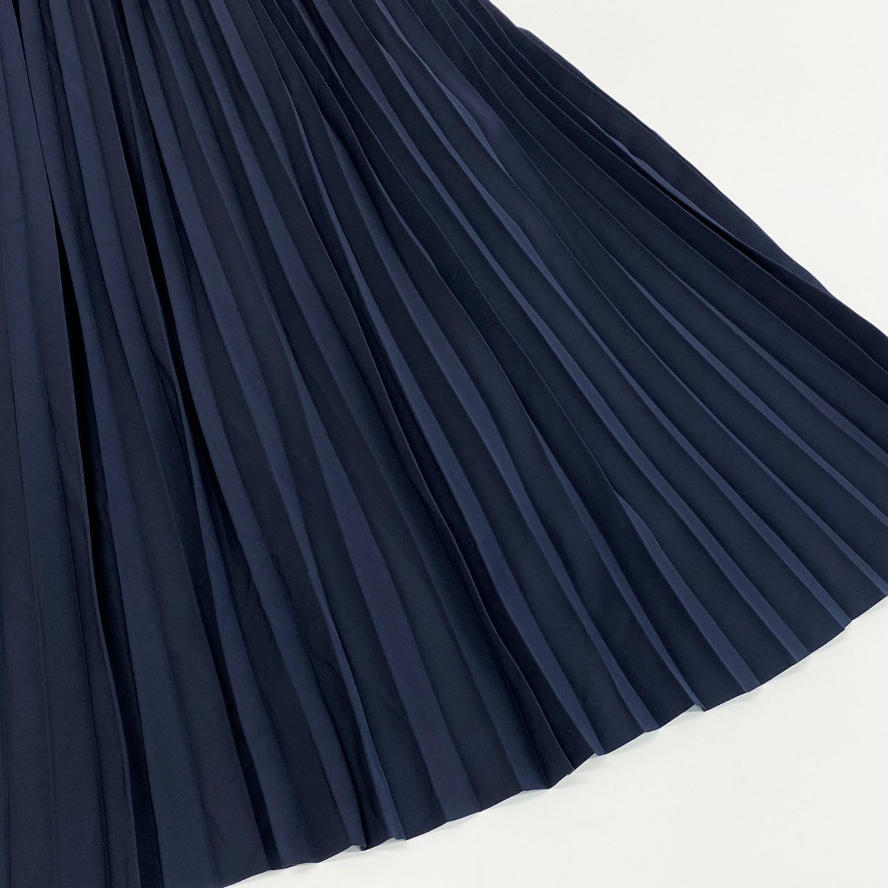20j6 HYKE ハイク TAFFETA PLEATED MAXI DRESS プリーツ キャミワンピース ドレス 231-16171 045 1 ネイビー 日本製 レディースo07t