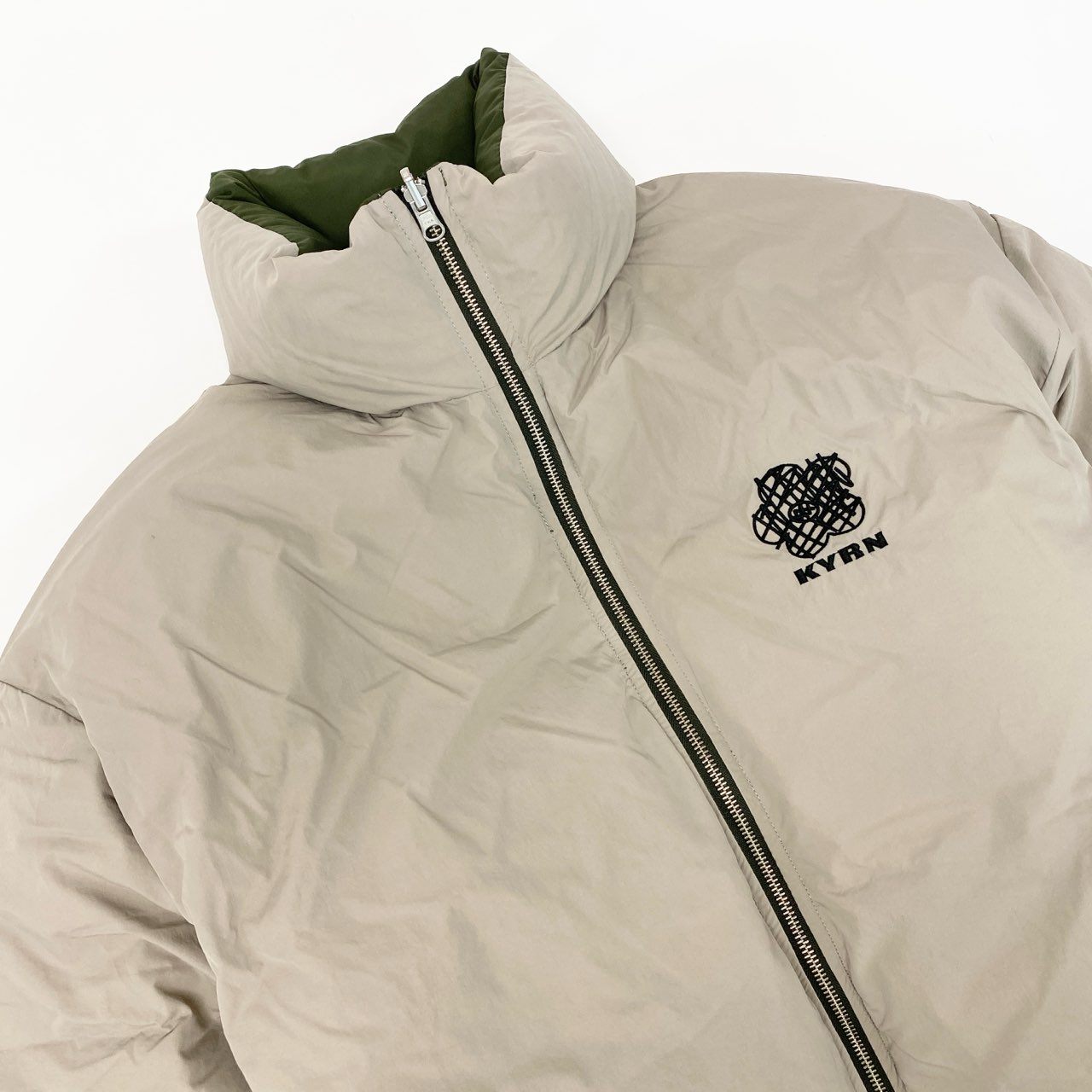 86L5 《美品》 KAOYORINAKAMI カオヨリナカミ KYRN リバーシブル ダウンジャケット サイズL ベージュ グリーン フラワー刺繍デザインt18r