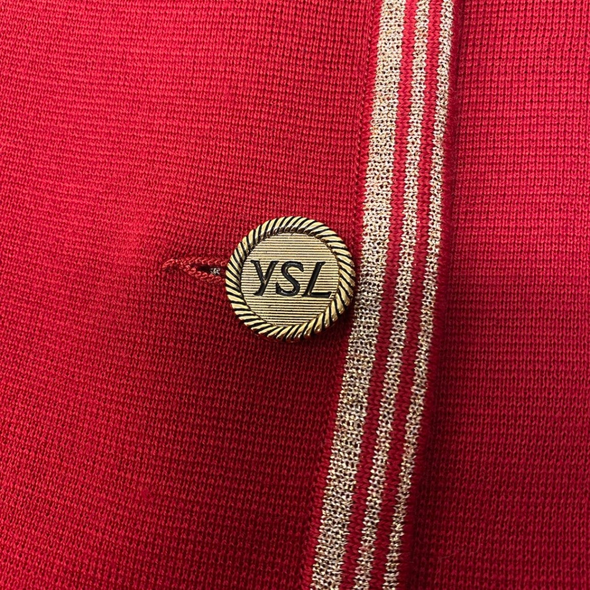53i26 YVESAINTLAUREN イヴサンローラン ロングスリーブカーディガン ニットセーター YSLロゴボタン  Mサイズ レッド ゴールド ウール100％ レディース 女性用u02t