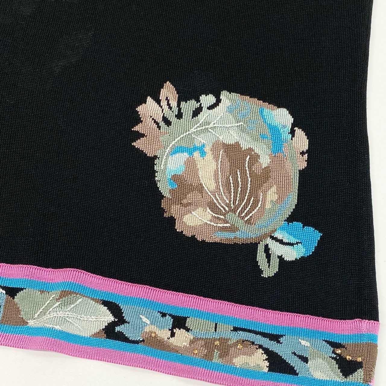 76i12 《美品》 LEONARD レオナール ハイゲージ ニット セーター トップス 花柄刺繍 ラインストーン 0387754 サイズ38 ブラック レディースu02t
