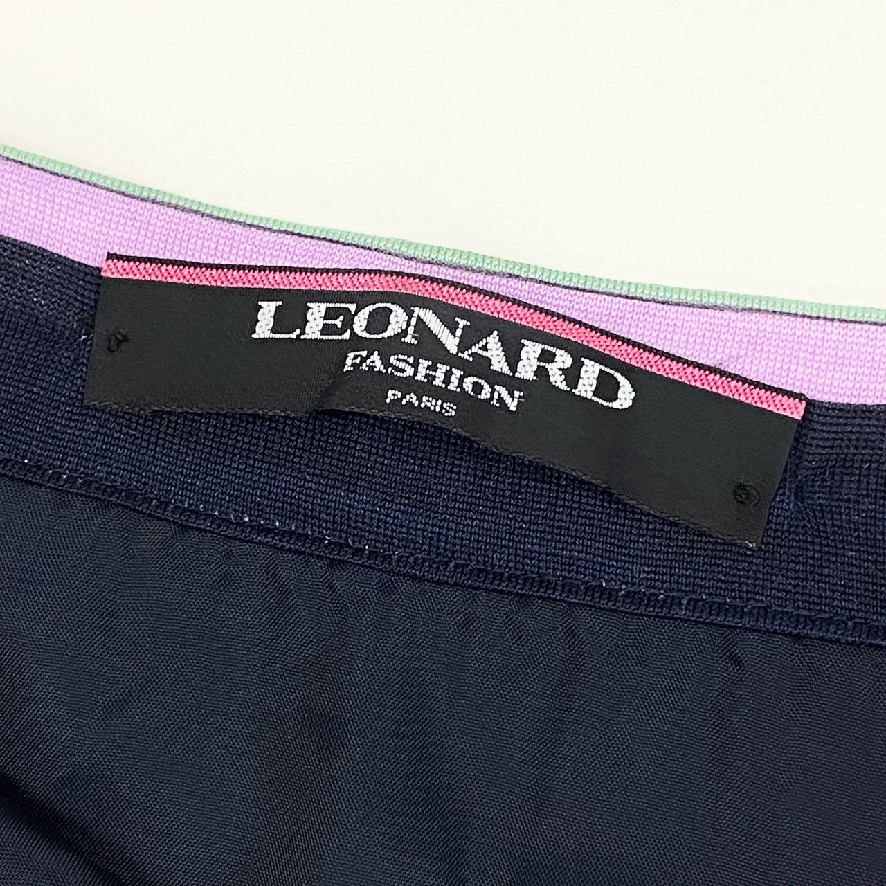 65d30 LEONARD レオナール 美しい花柄プリント フレアスカート 膝丈スカート 花柄スカート サイズ67 ネイビー マルチカラー ウールシルク レディース 日本製