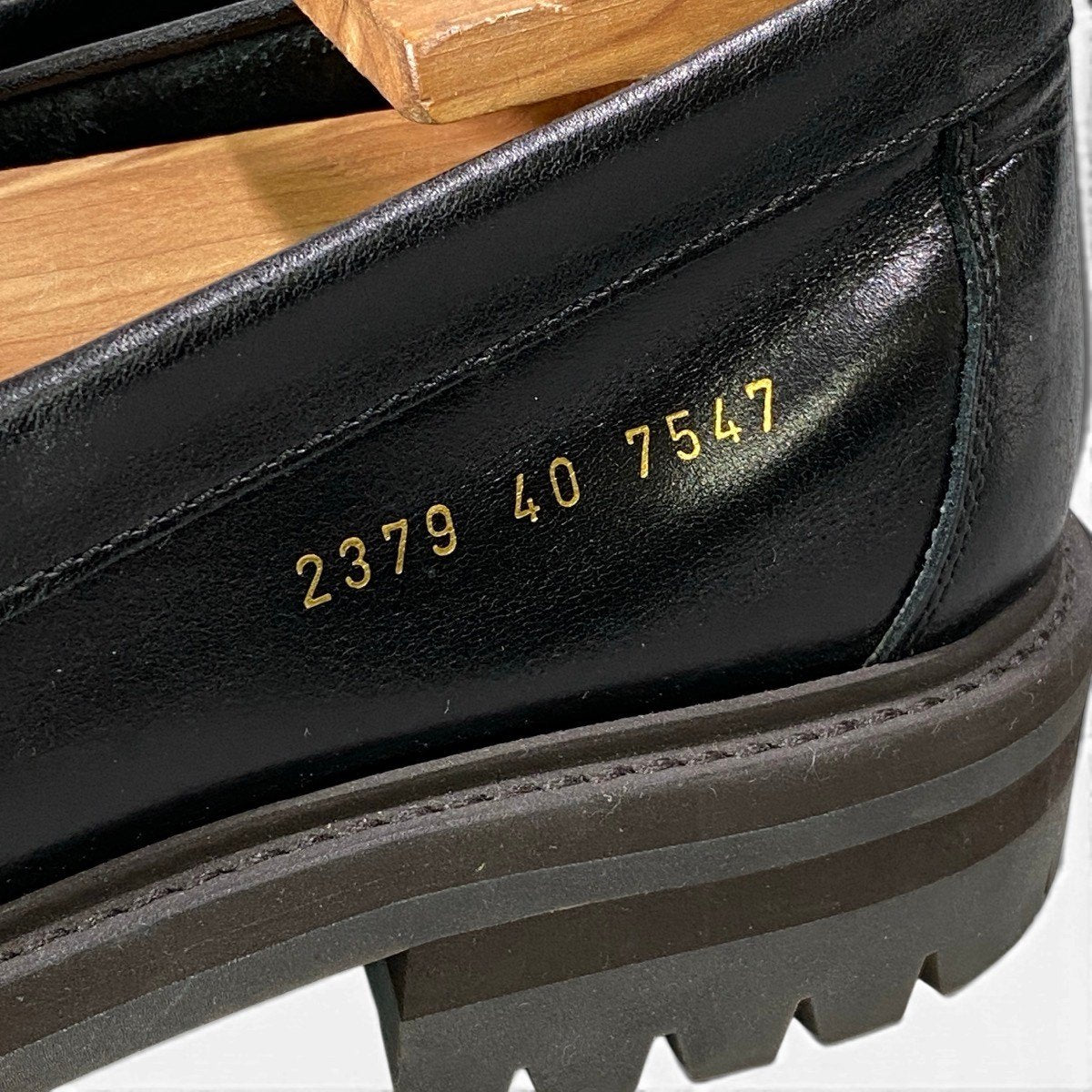 2g8【美品】COMMON PROJECTS コモンプロジェクト レザーコインローファー レザー シューズ 2379 7547 40サイズ ブラック レザー メンズ 男性用o07t