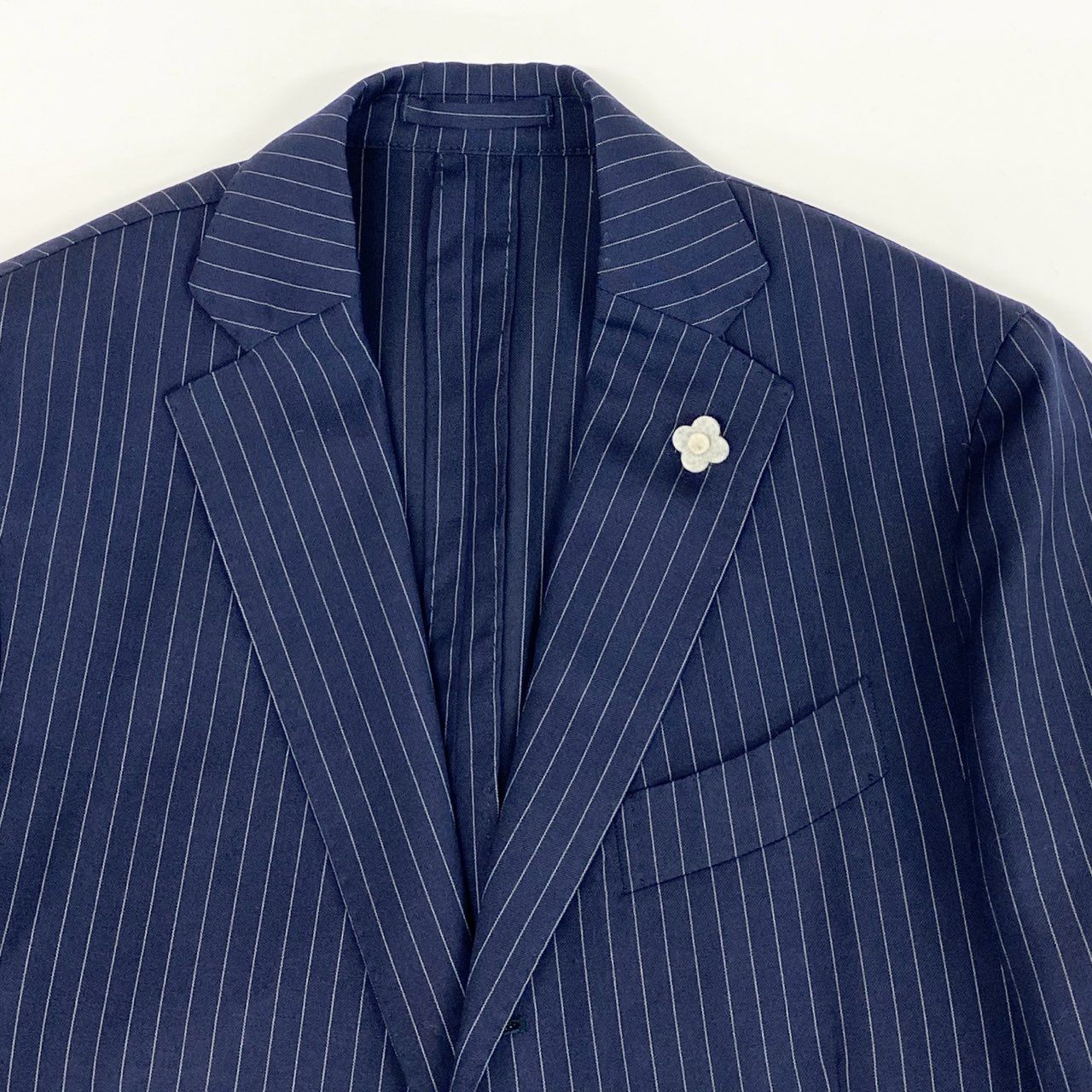 75i8 《美品》 LARDINI ラルディーニ ブートニエール付 セットアップ スーツ ストライプ柄 イタリア製 JH801AQ 48 ネイビー ウール メンズo07t