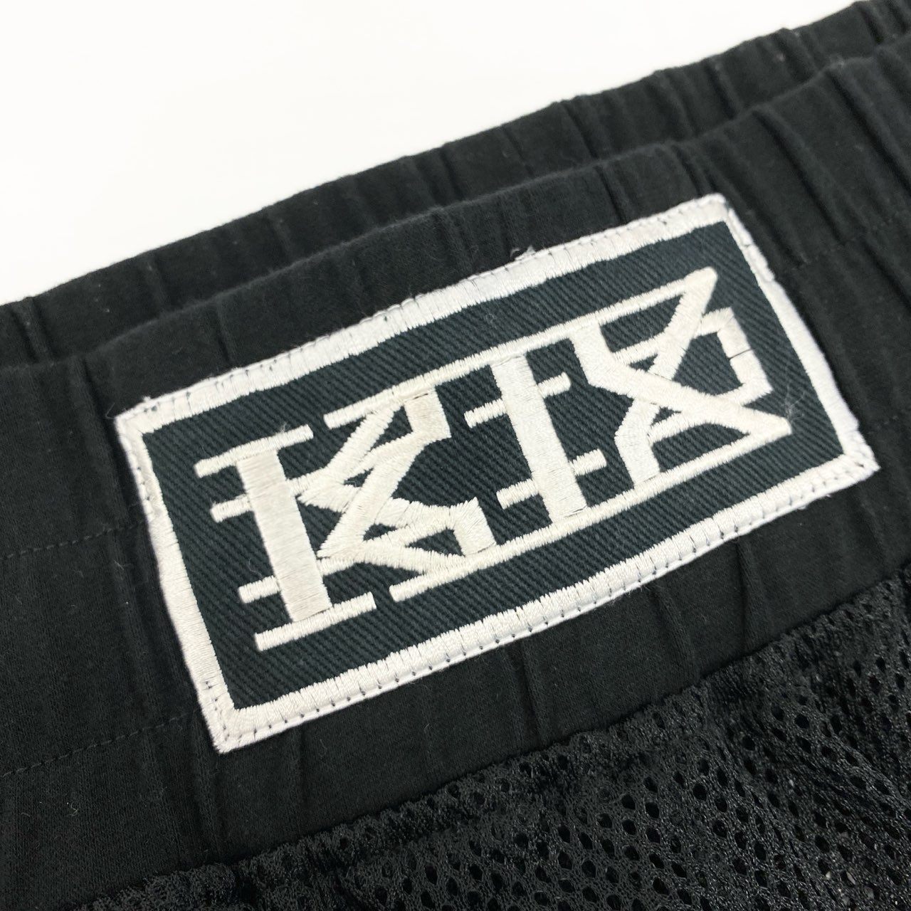 72j15 KTZ ケーティーゼット 刺繍メッシュパンツ ボトム パンツ Mサイズ ブラック ホワイト メンズu02t