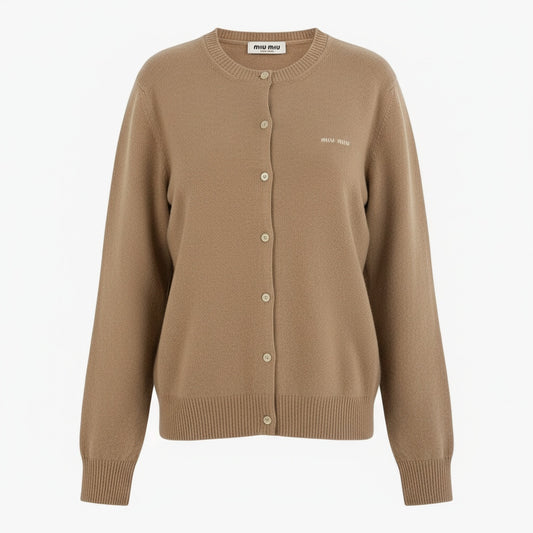 30a9 miu miu ミュウミュウ ロングスリーブ ニットカーディガン カシミヤニット 胸元ロゴ 刺繍  イタリア製 レディース サイズ42 ベージュ カシミア100％o07t