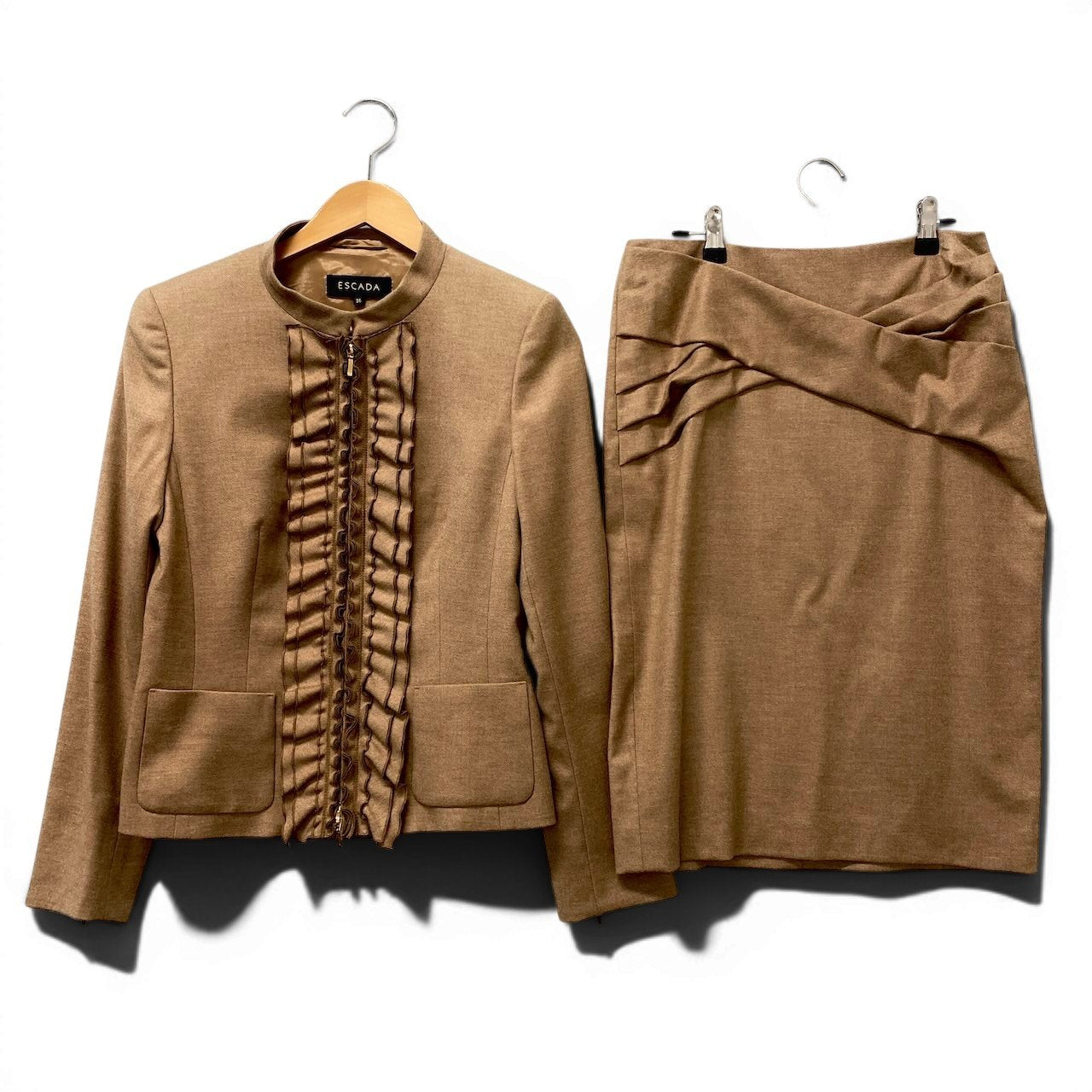 82f16 ESCADA エスカーダ セットアップスカート フォーマルスーツ フリルジャケット 膝丈スカート カシミヤ混 サイズ36 ベージュ レディース 女性用u02t