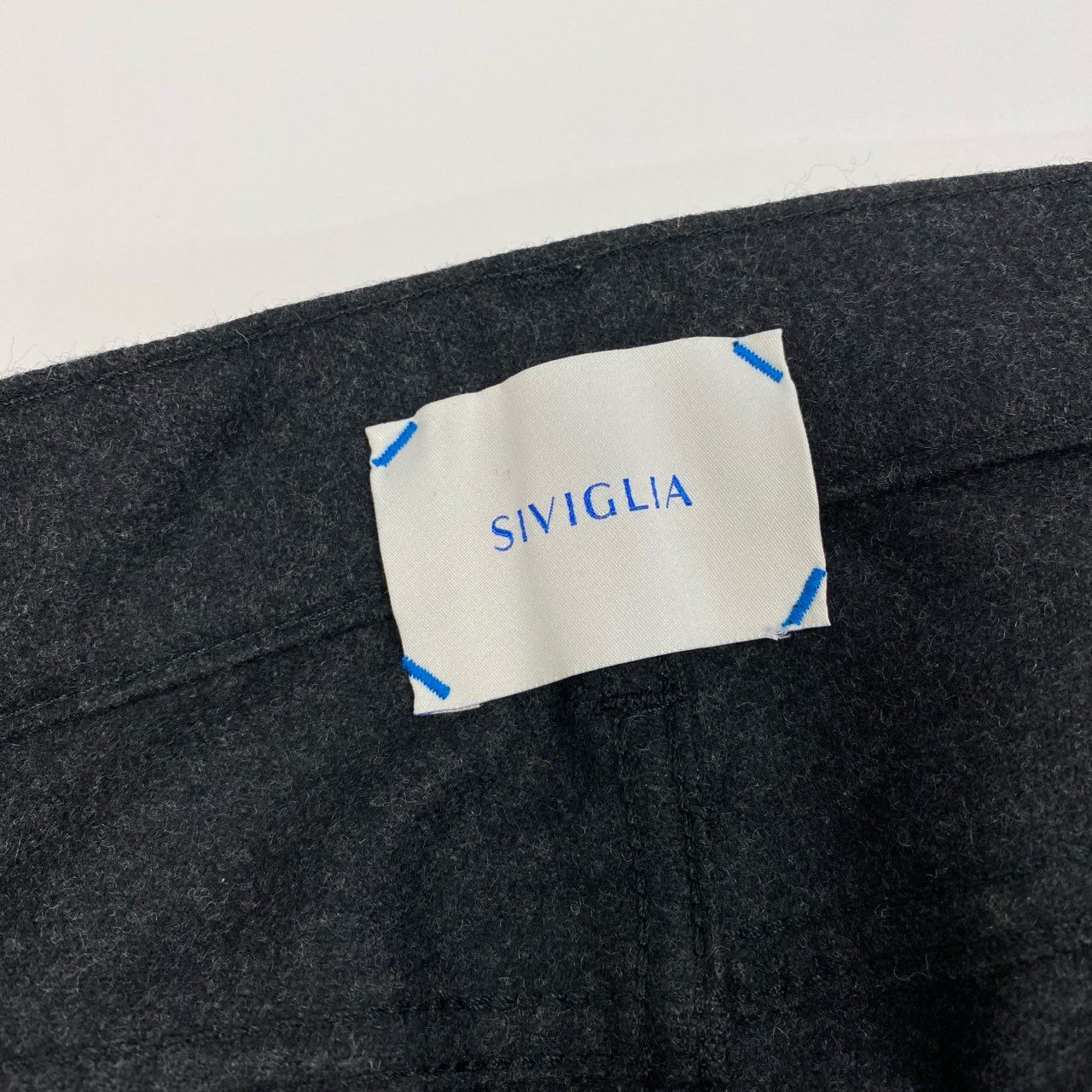 70a15 SIVIGLIA シビリア HERO ヒーロー スラックスパンツ センタープレス キャロットフィット ウール混 イタリア製 メンズ 紳士服 ボトムス 31 ダークグレーu02t