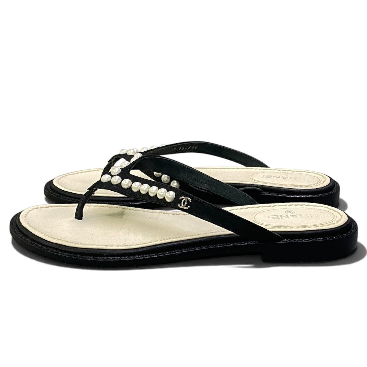 h29 CHANEL シャネル ココマーク パール ビーチサンダル Pearl CC Logo Thong Sandals G34648 size 37 1/2 Black White シューズt18r