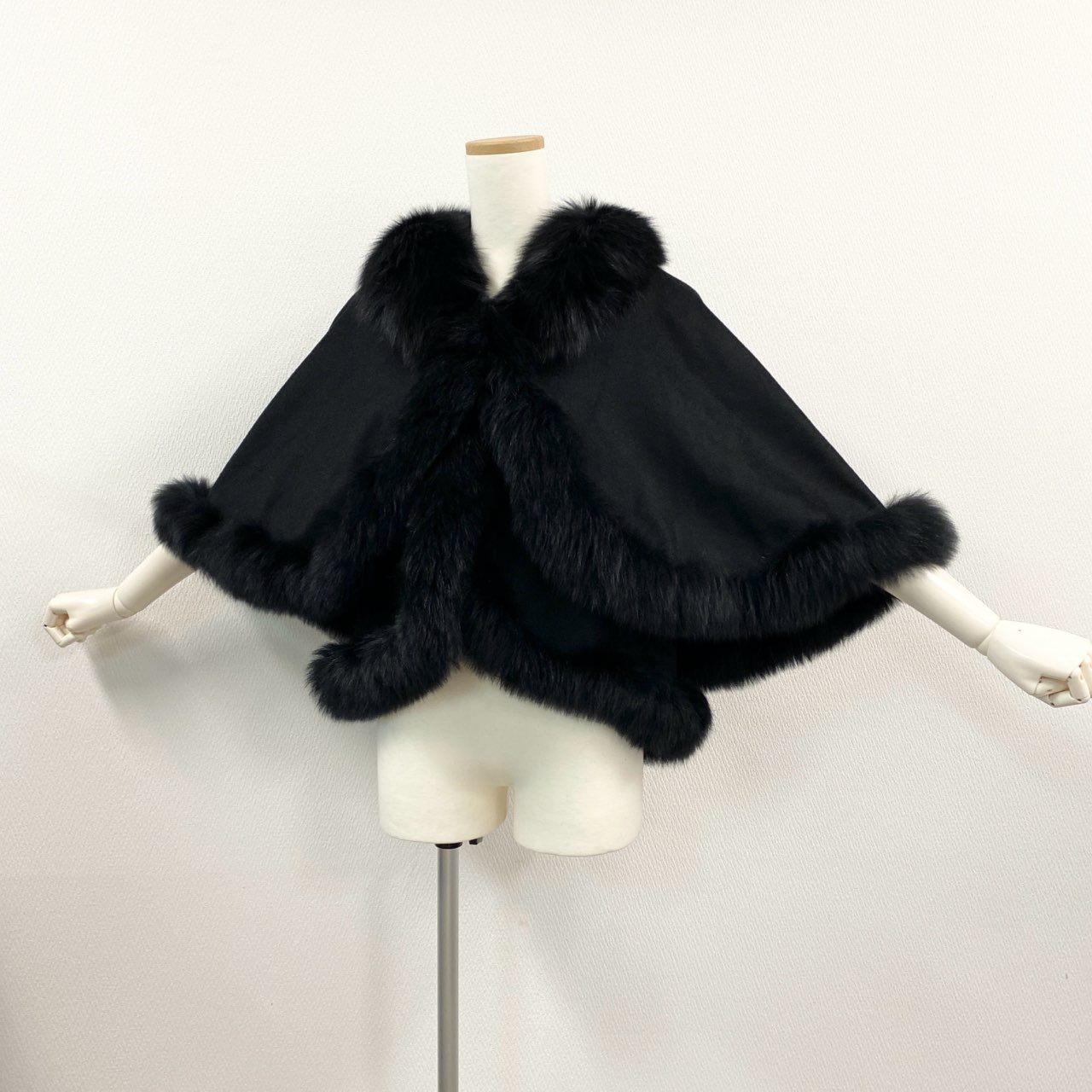 45a15 ブルーフォックス × カシミヤ100％ ポンチョ ケープ サイズM ブラック 本毛皮 Fox Fur Cashmere Capet18r