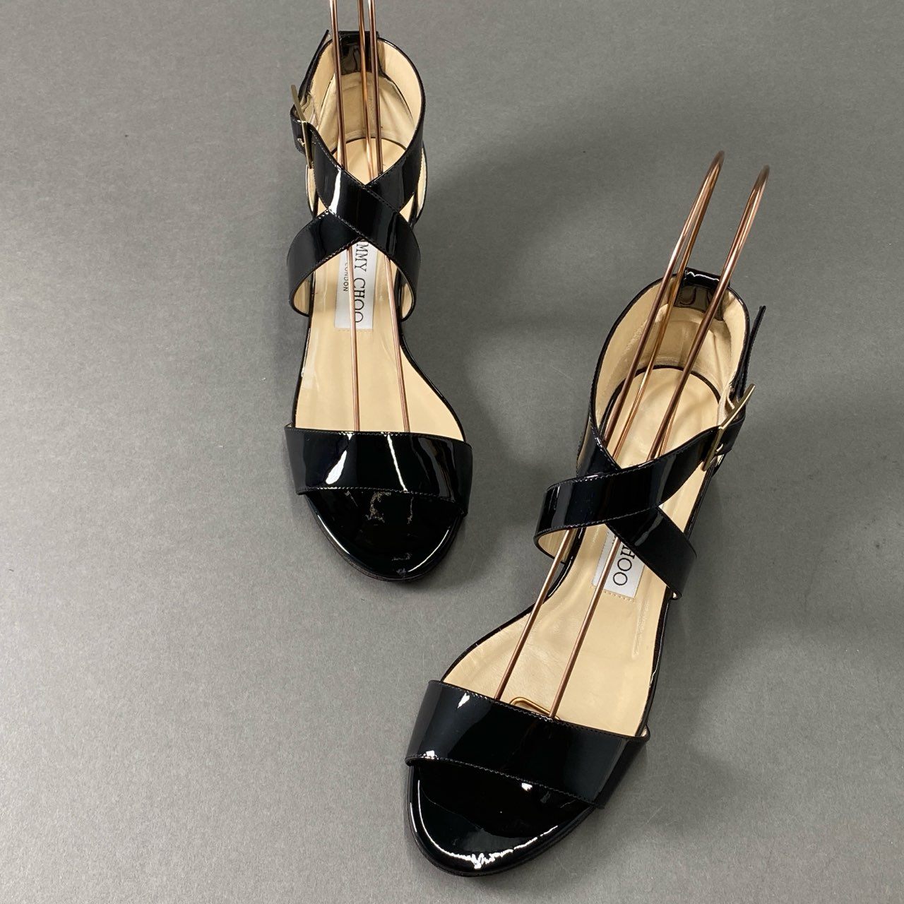 3f18 《美品》 JIMMY CHOO ジミーチュウ CHIARA エナメル アンクルストラップサンダル 36 1/2 ブラック パテントレザー イタリア製 シューズ