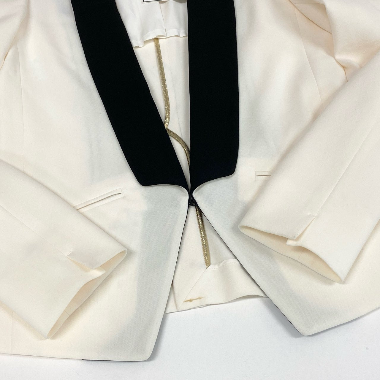 36a7 《タグ付き》 BEIGE, ベイジ タキシード風 テーラードジャケット 2 ホワイト 羽織 オンワード ONWARD 日本製 タグ付きt18r