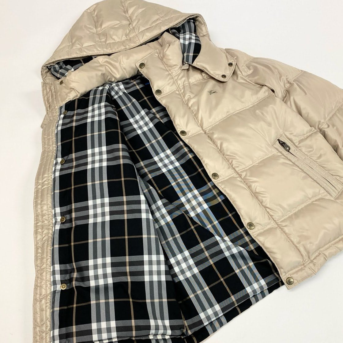 74k4 BURBERRY LONDON BLUE LABEL バーバリー ブルーレーベル ロゴ刺繍 ダウンジャケット 裏地チェック柄 フード着脱可 FCK40-733-40 Mサイズ ライトベージュ メンズo07t