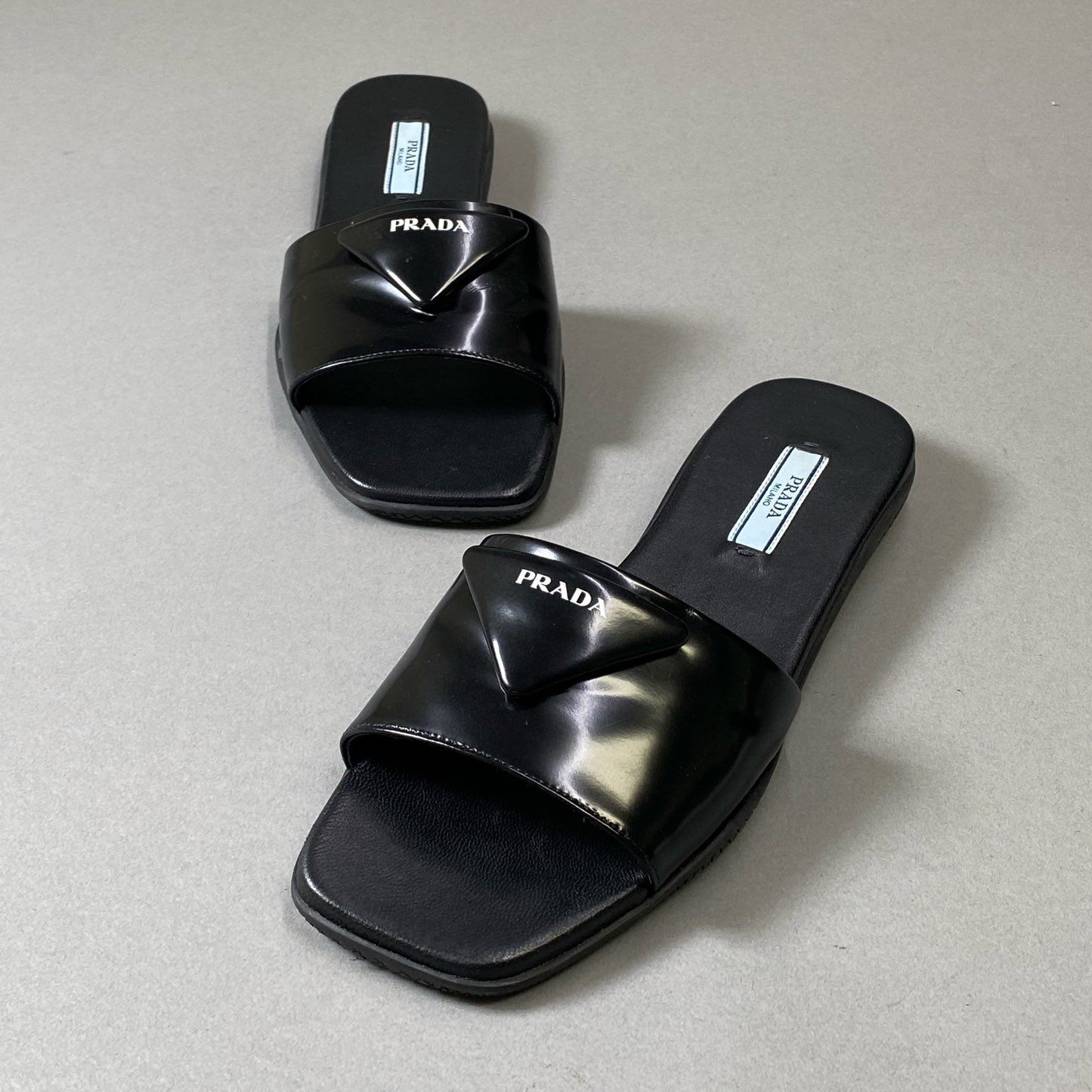 i30 《美品》 PRADA プラダ トライアングルロゴ パデッドナッパレザーサンダル 35 1/2 ブラック ミュール 三角ロゴ シューズt18r