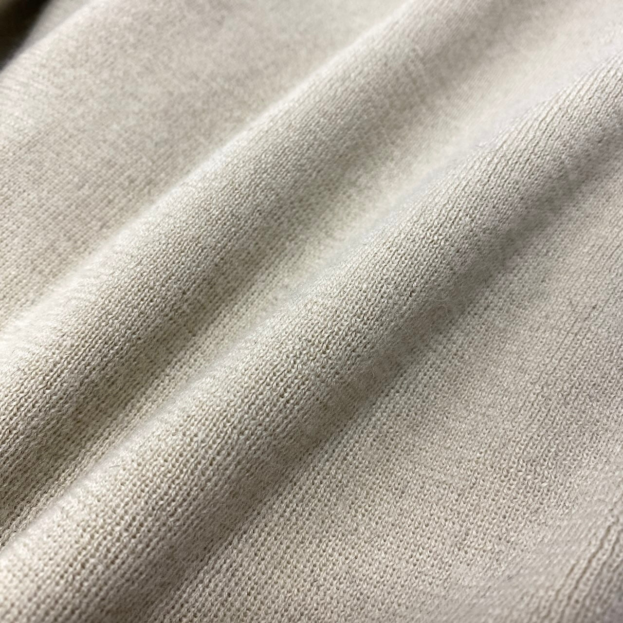 29h31 Salvatore Ferragamo サルヴァトーレフェラガモ ロングスリーブ ニットカーディガン ハイゲージニット サイズS ライトベージュ ウール100％ レディースo07t