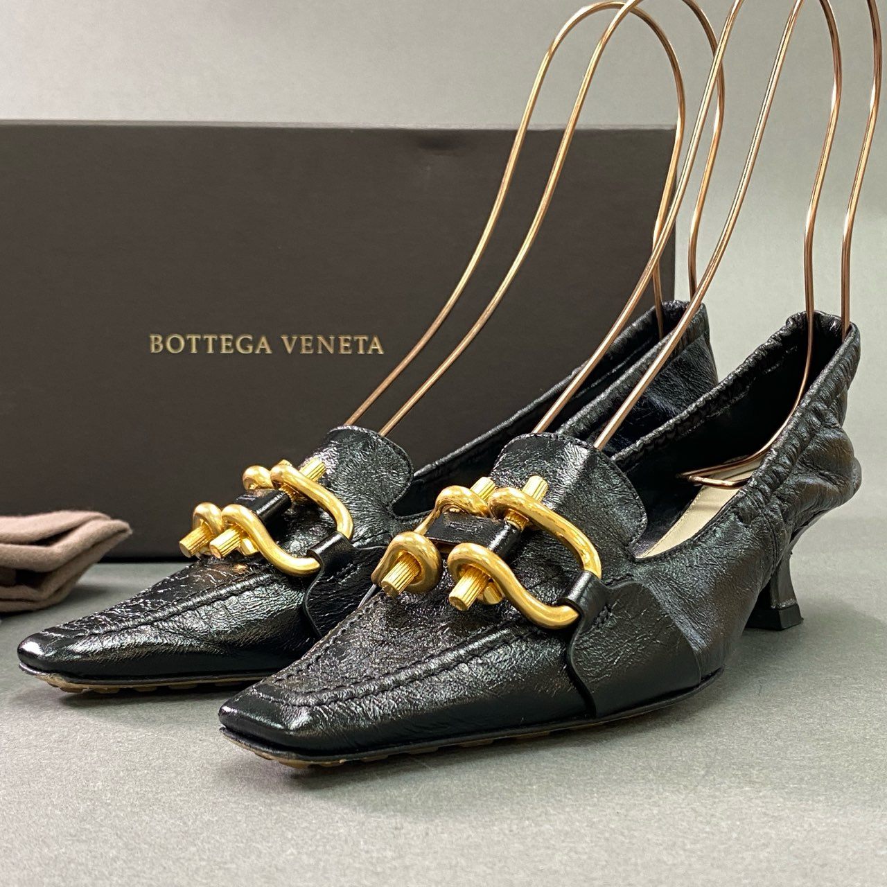 1k6 【極美品】BOTTEGA VENETA ボッテガヴェネタ ゴールドバックル ローヒール レザーパンプス サイズ35 ブラック レザー レディース 女性用 吐き口ゴム仕様