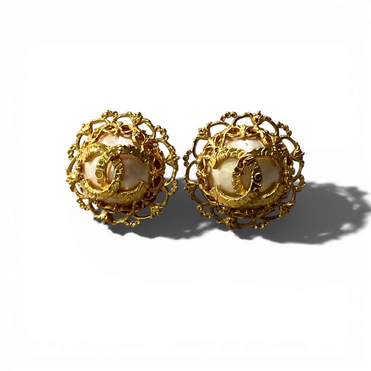 b5 Vintage Chanel 1993 Pearl Design Large Coco Mark Earringsta1