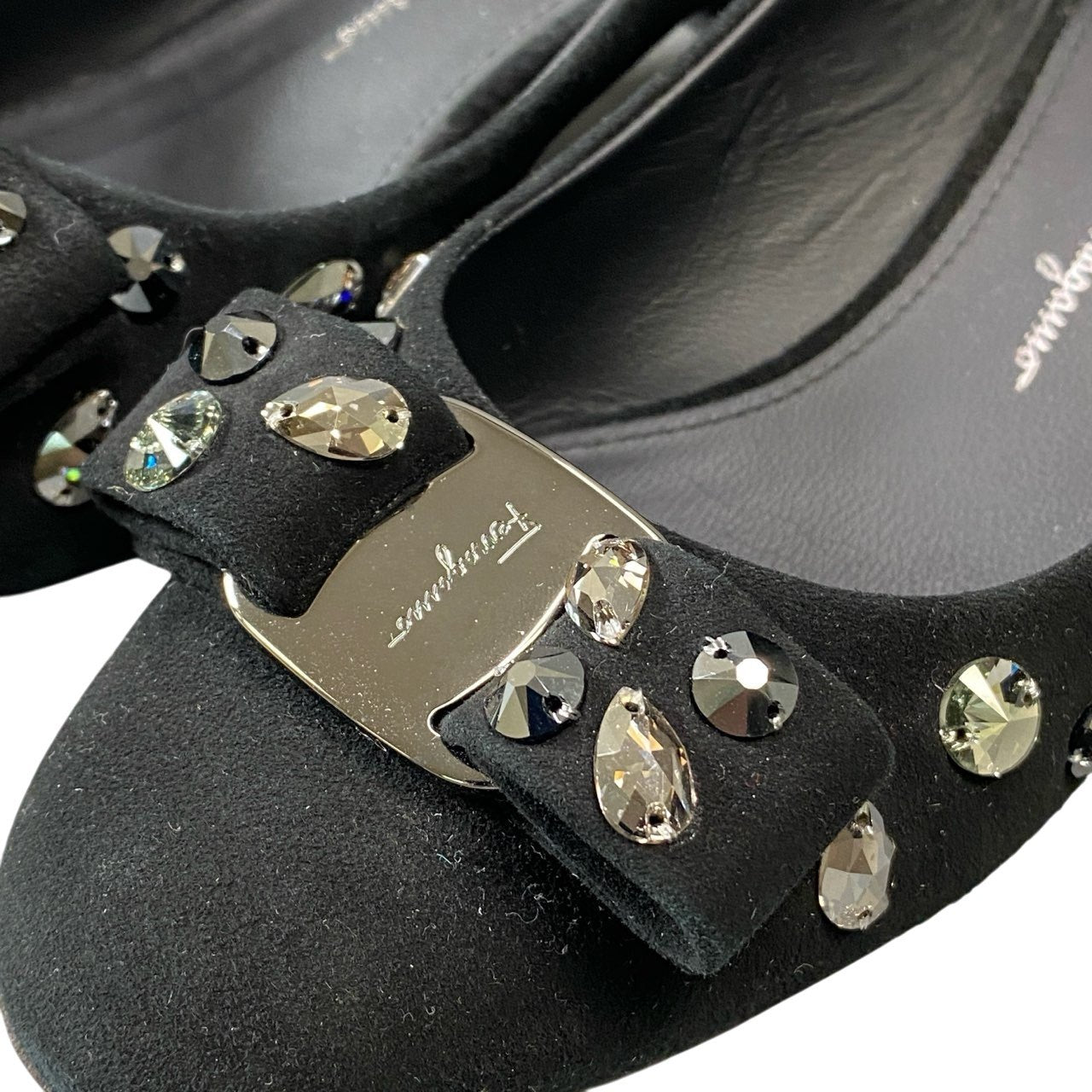 3a5【美品】Salvatore Ferragamo サルヴァトーレフェラガモ VARASW ビジュー付き ヴァラ レザーパンプス サイズ5D ブラック スウェード レディース 女性用 靴k02i