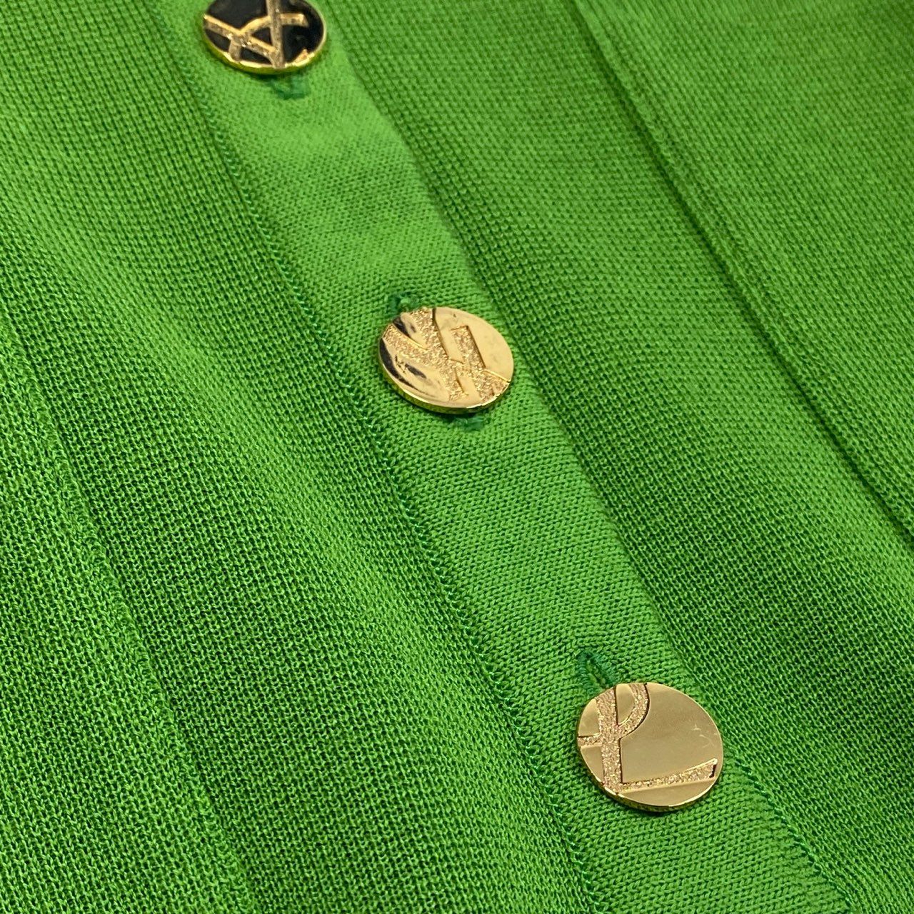 b23 【デッドストック】Yves Saint Laurent イヴサンローラン YSLロゴ刺繍 金ボタン カーディガン スカート セットアップ サイズM グリーン  レディースta1