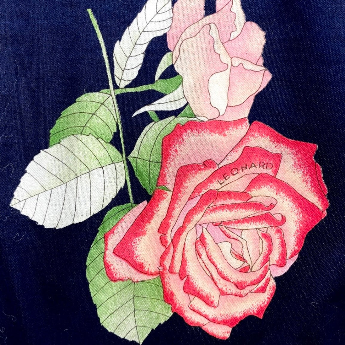 27f17 【美品】 LEONARD FASHION レオナール 半袖Tシャツ クルーネック カットソー 美しい花柄プリント サイズM ネイビー コットン100％ レディース 女性服u02t