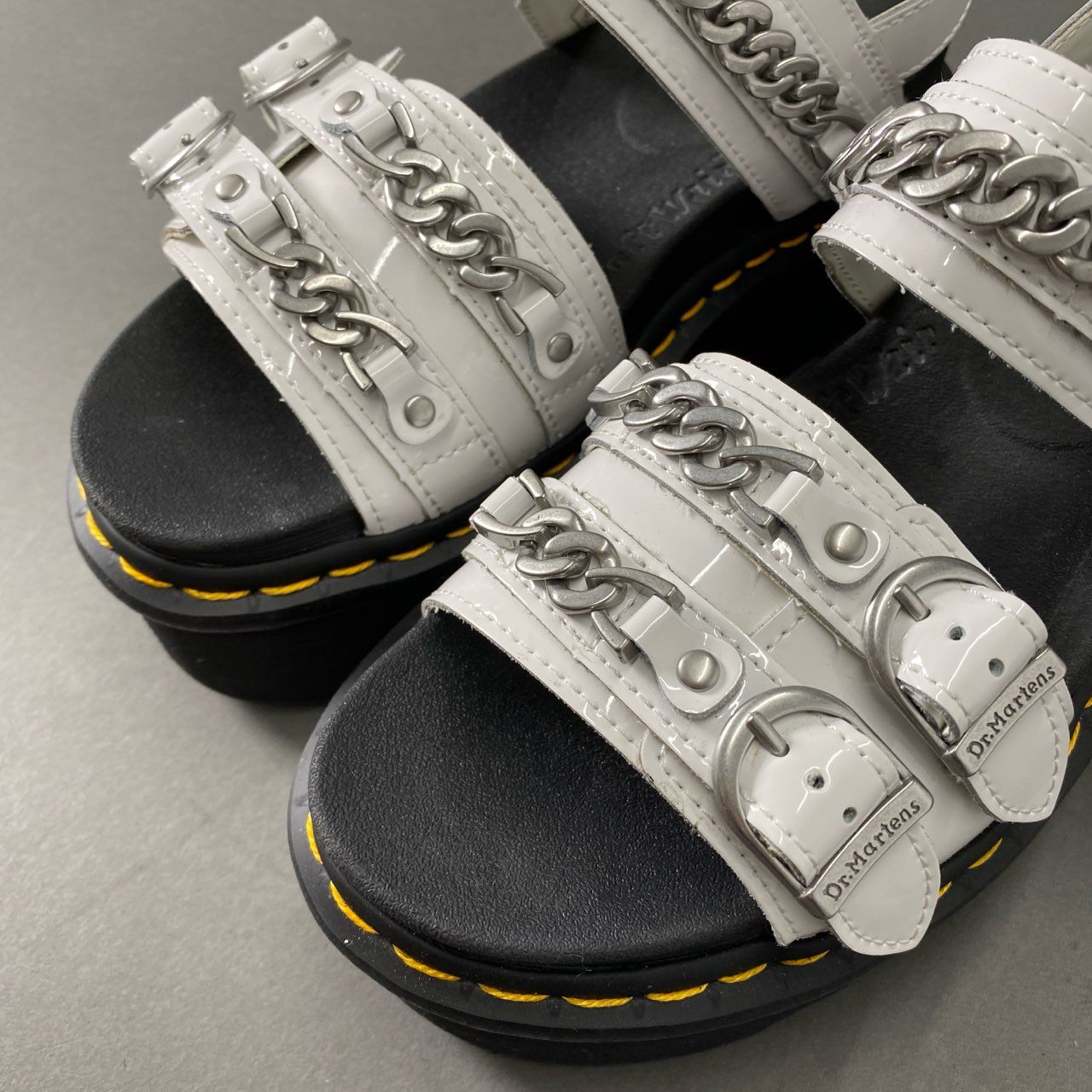 2f17 《極美品》 Dr Martens ドクターマーチン Voss 2 Quad Chain Sandal クアッドチェーンサンダル 37 ホワイト ブラック 厚底 シューズ