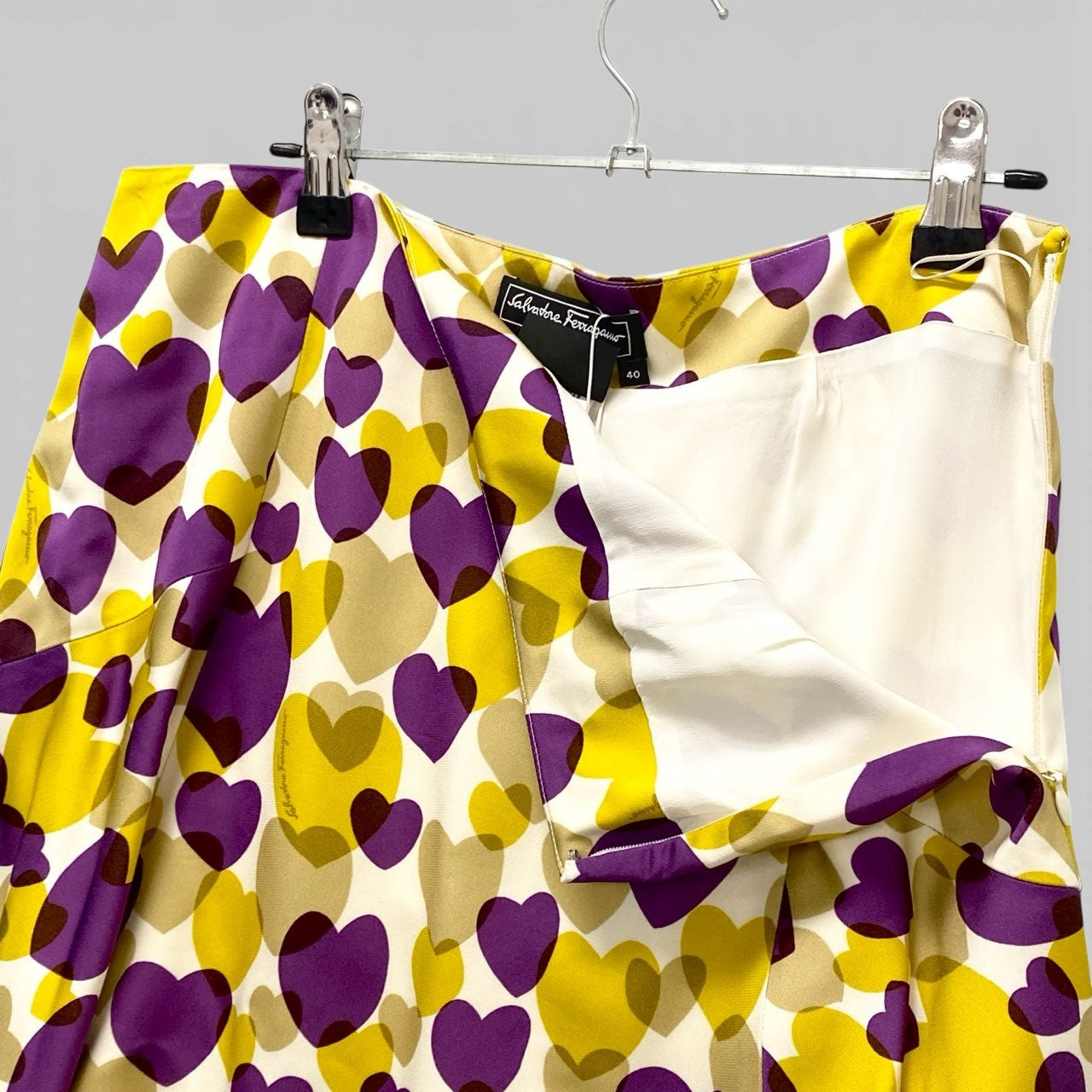70b16 【未使用タグ付】 Salvatore Ferragamo サルヴァトーレフェラガモ ハート柄 フレアスカート 膝丈スカート 総柄プリント シルク混 レディース 女性用 サイズ40 マルチカラーu02t