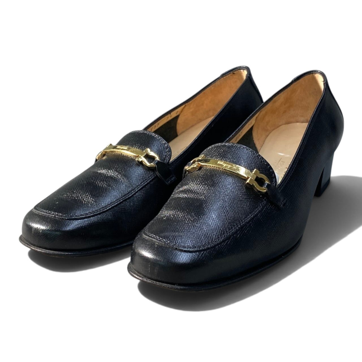 2i16 Salvatore Ferragamo サルヴァトーレフェラガモ パンプス ローファー レザーシューズ ロゴプレート 7 1/2サイズ ブラック レザー レディース 女性用u02t
