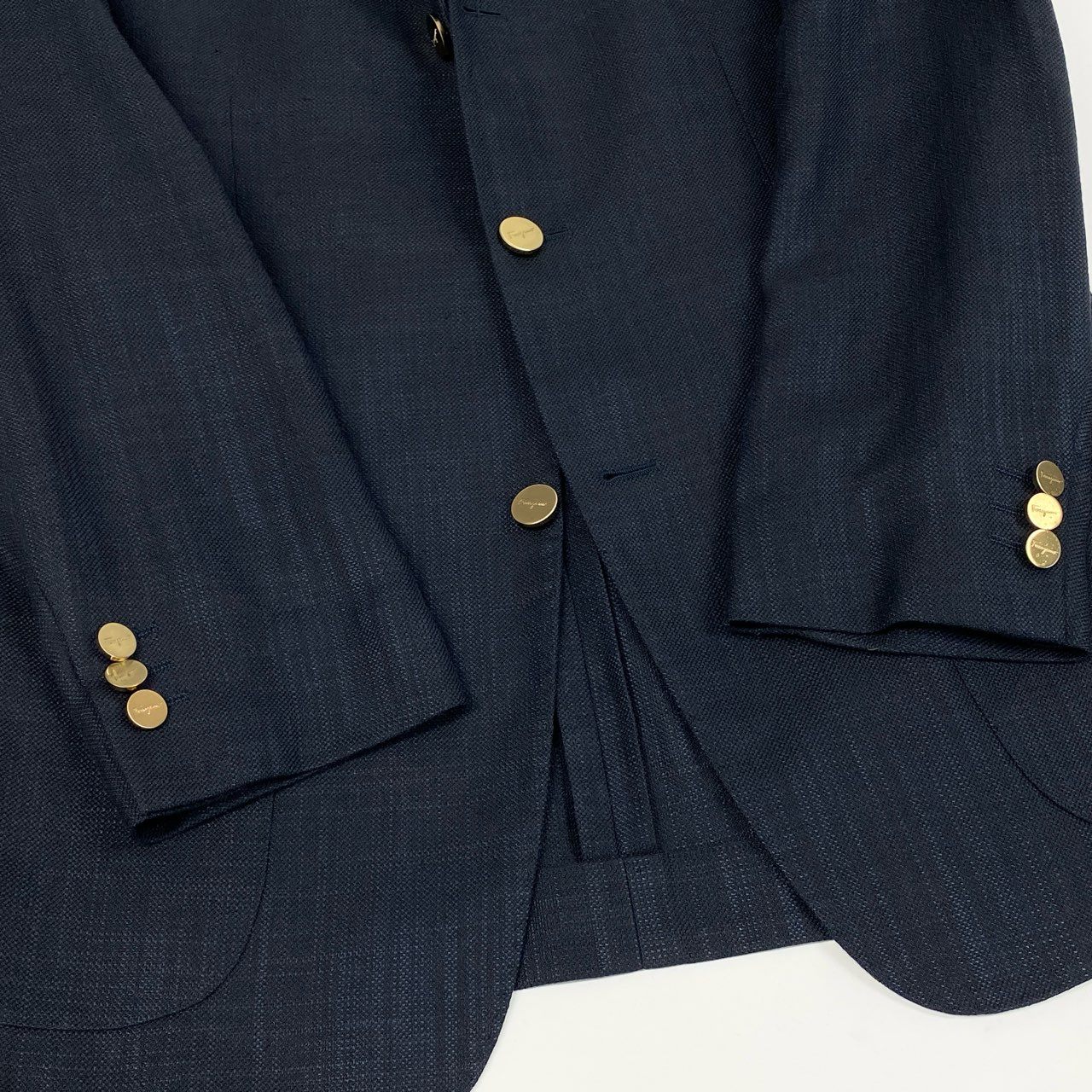 65b10【美品】Salvatore Ferragamo サルバトーレフェラガモ 紺ブレザー 金ボタン テーラードジャケット 48サイズ ネイビー メンズ 男性用k02i