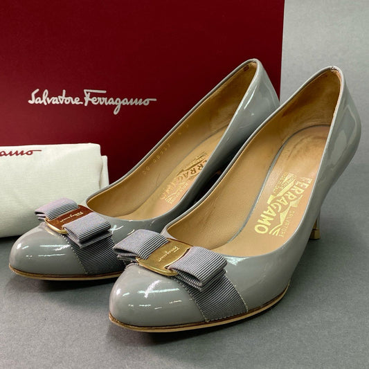g29《美品》 Salvatore Ferragamo サルヴァトーレ フェラガモ VARA JELLY ヴァラリボンパンプス 6D ライトグレー エナメル シューズ 箱 保存袋有t18r