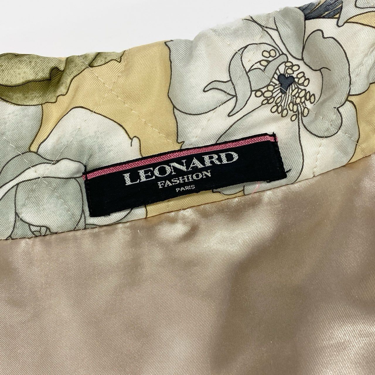 53a19 LEONARD FASHION レオナール キルティングコート ロングジャケットコート 中綿 美しい花柄プリント 金ボタン シルク100％ レディース 女性用 9AR ベージュ系u02t